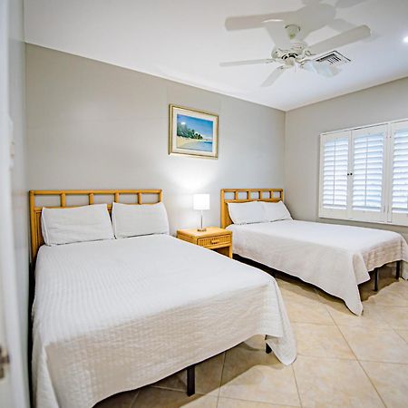 Seven Mile Beach Resort George Town Buitenkant foto