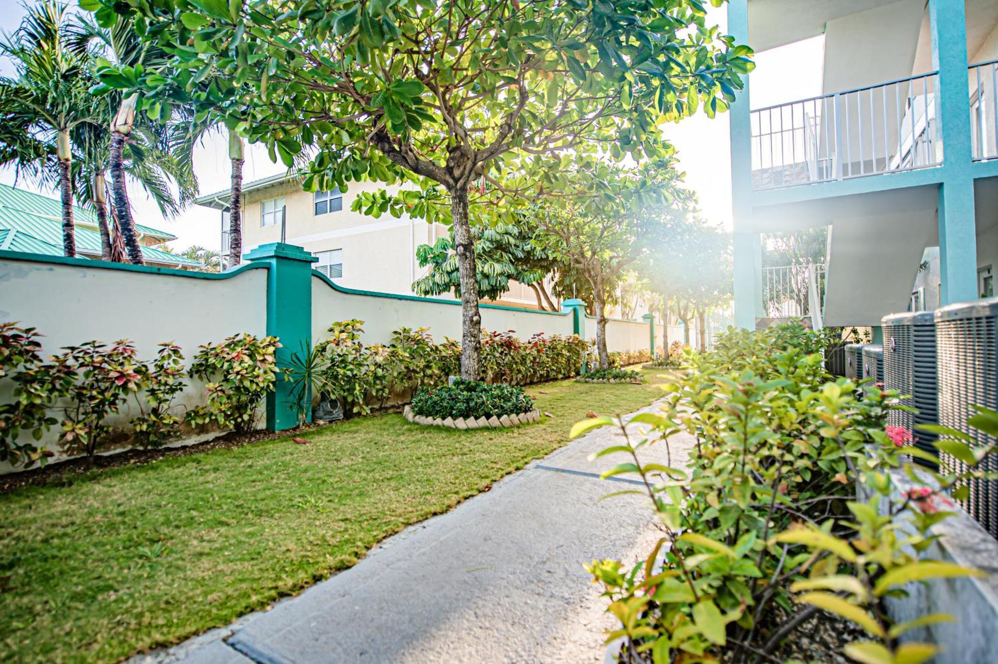 Seven Mile Beach Resort George Town Buitenkant foto