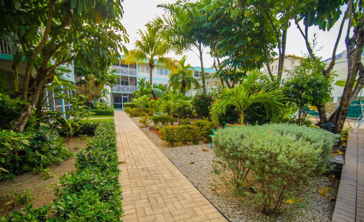 Seven Mile Beach Resort George Town Buitenkant foto